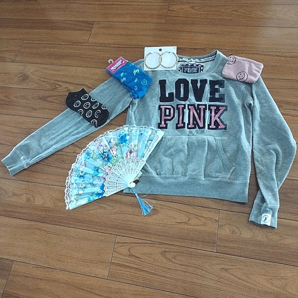 🎁Love pink Victoria secret shirt& NEW pair of 🧦and NEW Coin Purse&Fan/Earrings